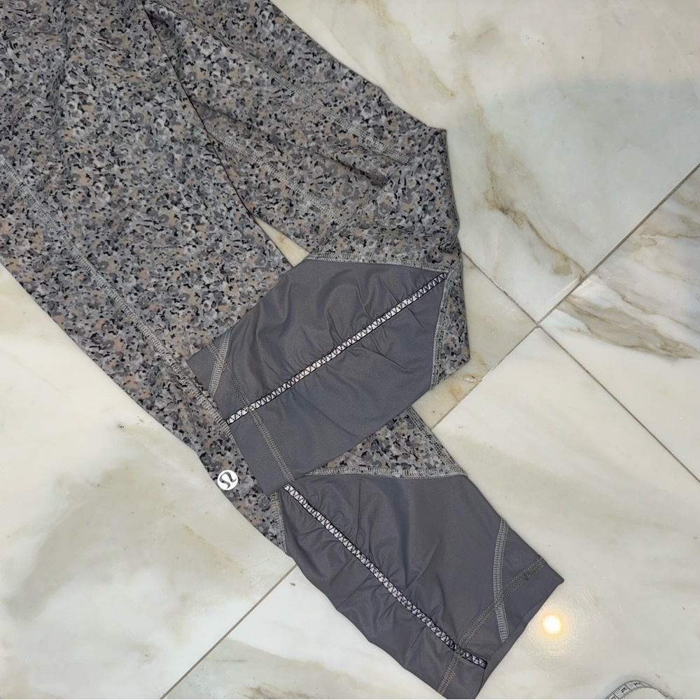 Lululemon leggings  Pace Queen 7/8 Tight 26” Fleur Silver Spoon Ambient Grey Sz6
